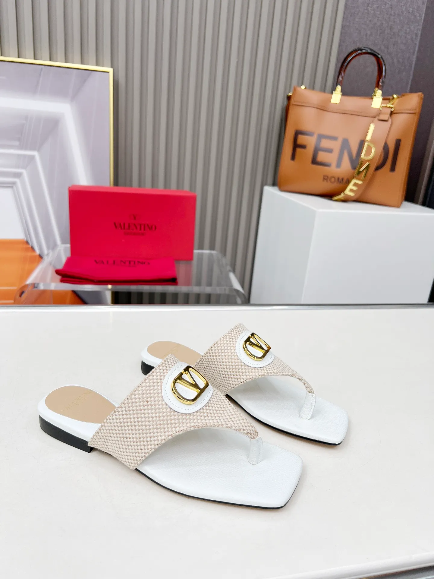 👟👟Ex-factory price 340👟👟 Genuine leather sole +30 Valentino, 25 new spring and summer Valentino color-blocked flat flip flops, sizes 35-43, leather sole +30